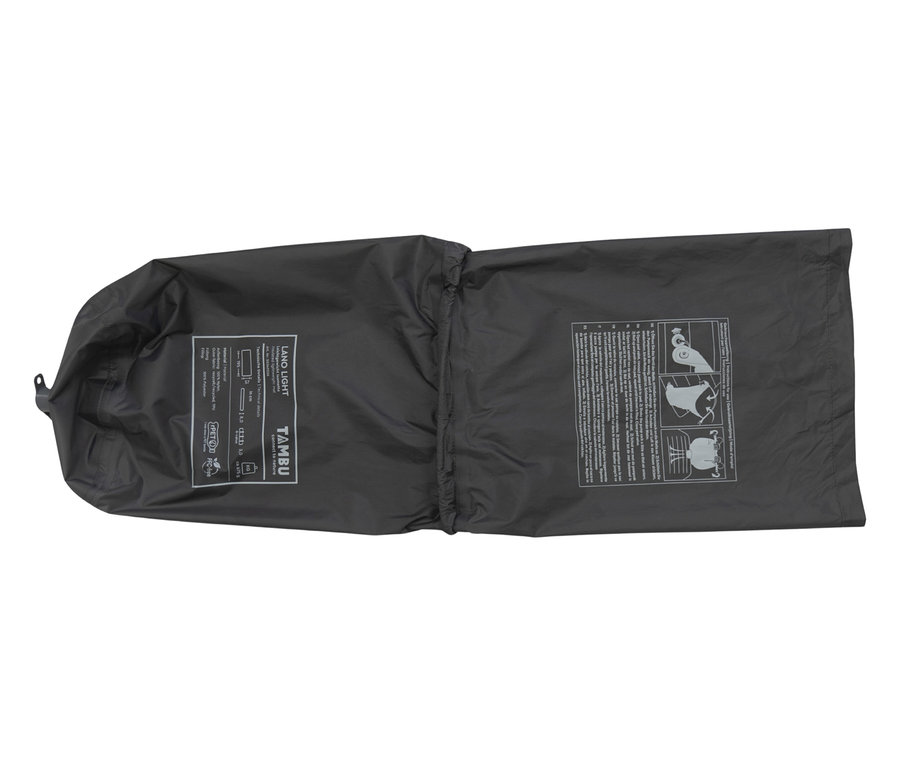 Die Tambu Isomatte »LANO LIGHT« ist in einer schwarzen Tragetasche mit Kordelzug verpackt.