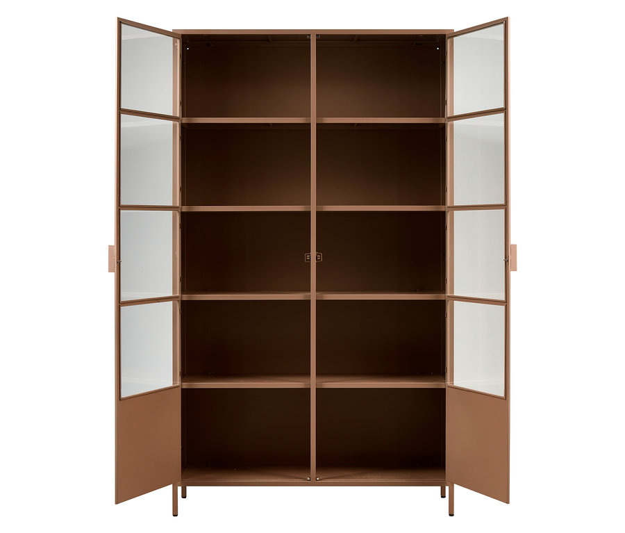 Die Woood »Ronja« Metallvitrine XL steht mit offenen Glastüren da.
