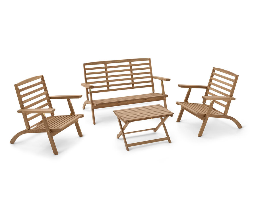 Gartenset aus Holz bestehend aus einer Bank, zwei Stühlen und einem Tisch.
