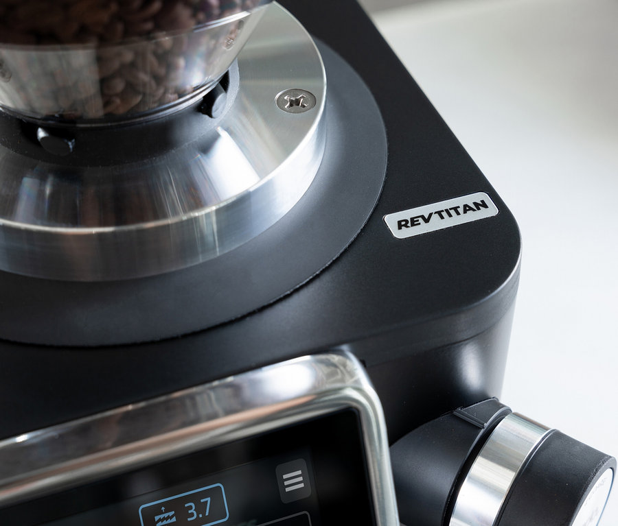 Detailaufnahme einer schwarzen Revtitan Kaffeemühle mit Bohnenbehälter.