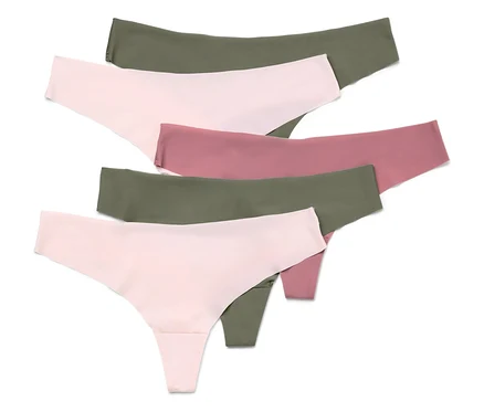 Fünf Tanga-Slips in den Farben Rosa, Altrosa und Olivgrün liegen übereinander.