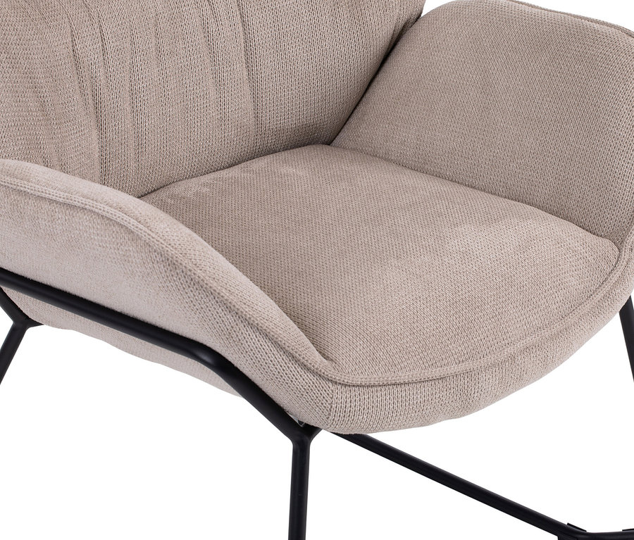 Nahaufnahme vom DeVries Sessel »Aliano« in Beige mit schwarzem Metallgestell.