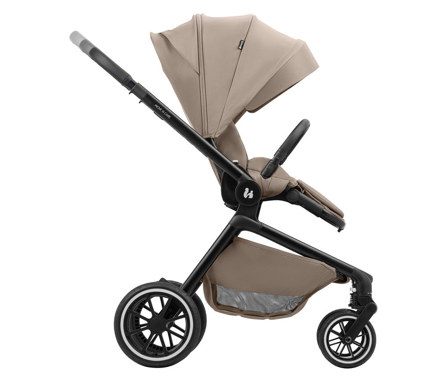 Kinderwagen mit schwarzem Gestell und beigem Stoff.