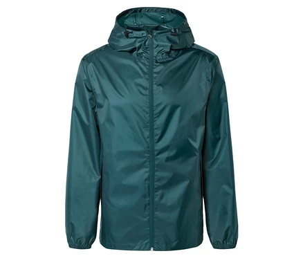 Eine dunkelgrüne Regenjacke mit Kapuze ist vor einem weißen Hintergrund zu sehen.