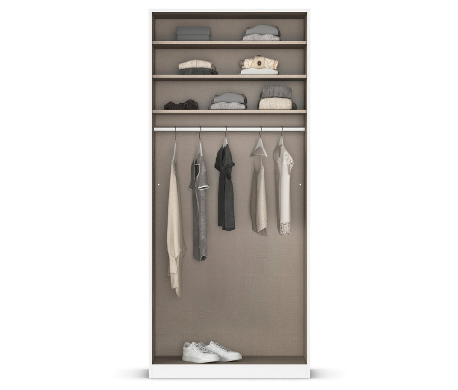 Offener Kleiderschrank mit Regalen, hängender Kleidung und Schuhen.