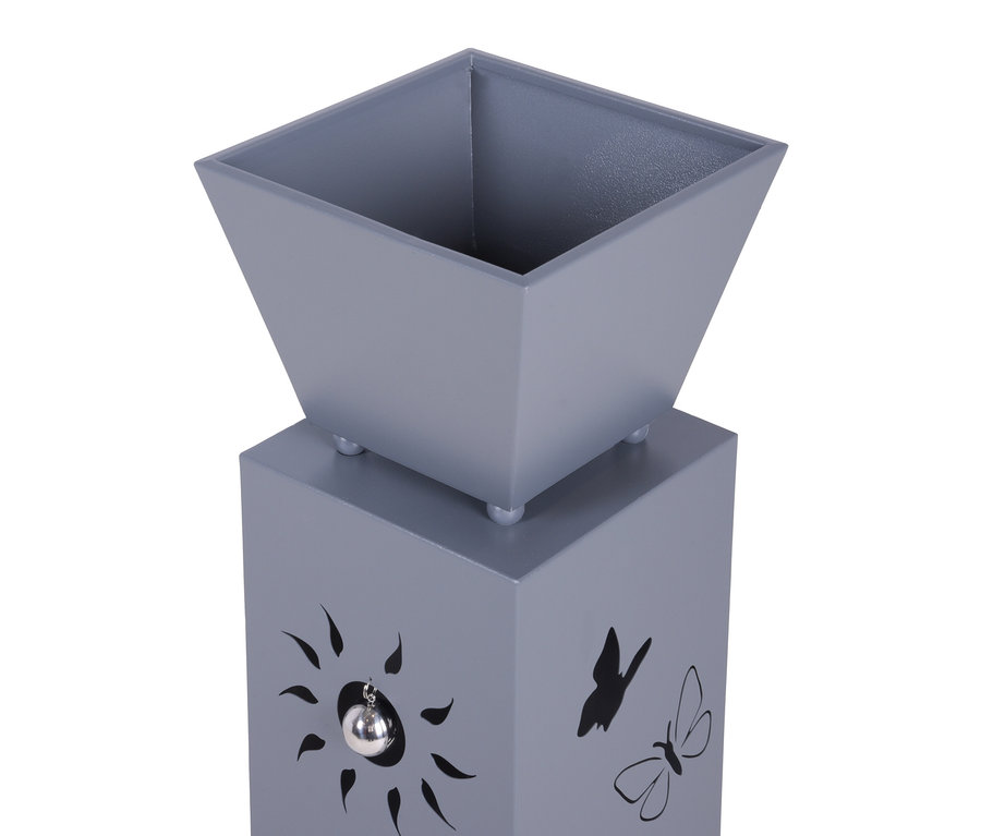 Graue Windlichtsäule mit quadratischem Aufsatz und Aussparungen in Form von Sonne und Schmetterling.