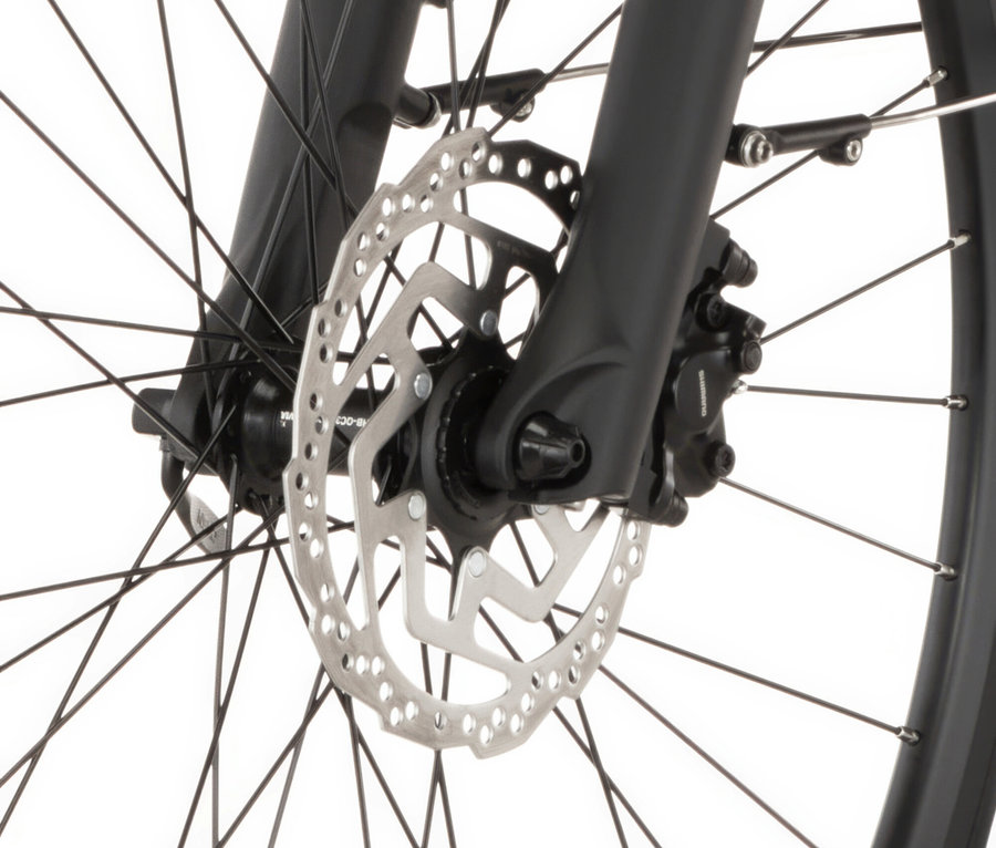Nahaufnahme vom Vorderrad eines FISCHER Trekking-E-Bikes VIATOR MOVE mit Trapez-Rahmen, inklusive Speichen, Bremsscheibe und Gabel.
