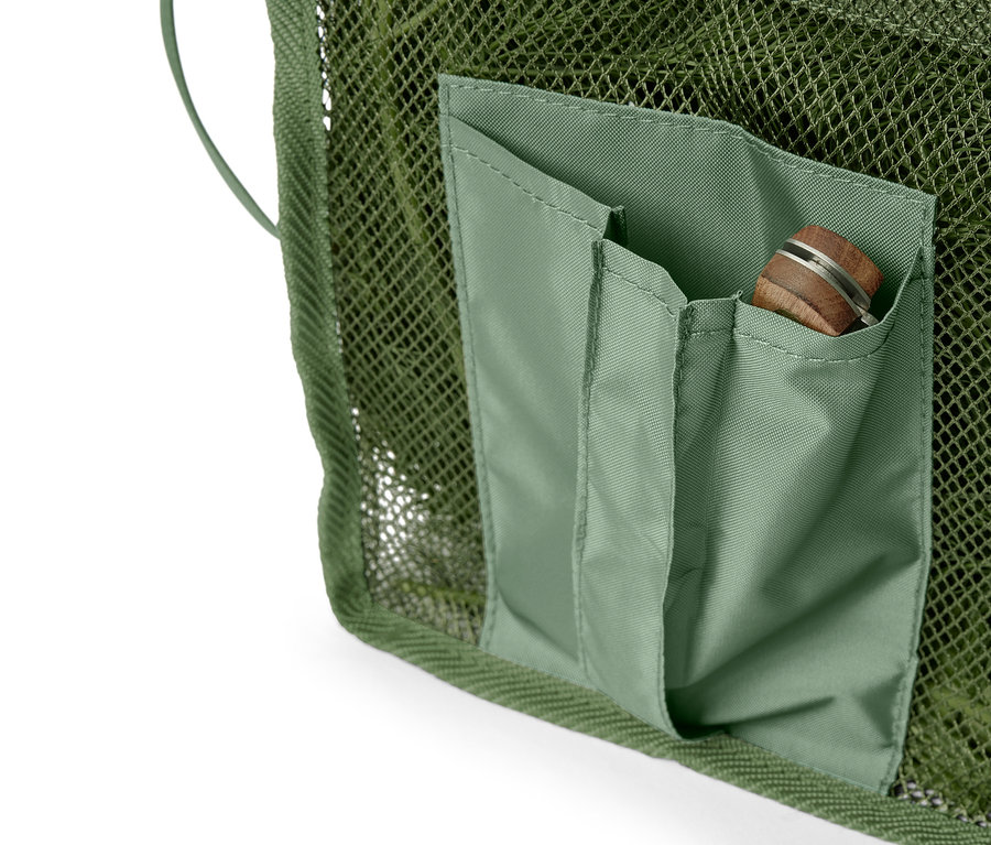 Nahaufnahme eines olivgrünen Netzes mit aufgesetzter Tasche, in der ein Taschenmesser steckt.