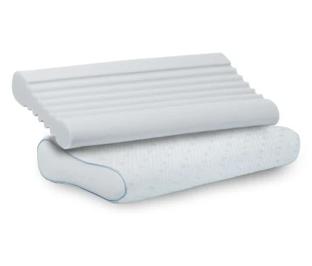 Ein weißes Paradies Nackenstützkissen reVita® Relax, bestehend aus einem Kissen mit hellblauen Punkten und blauer Paspelierung, auf dem ein konturierter Schaumstoffeinsatz mit horizontalen Rillen liegt.