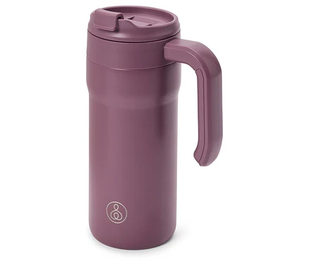 Lila Thermobecher mit Deckel und Henkel, auf weißem Grund.