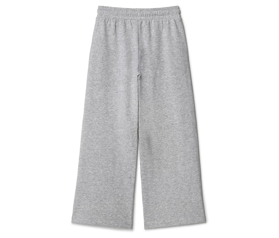 Graue, weite Stoffhose mit Gummibund liegt auf einem weißen Untergrund.