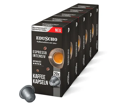 Mehrere Packungen Eduscho Espresso Intensiv Kaffeekapseln stehen aufgereiht, mit einer einzelnen Kapsel davor.