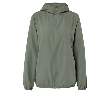 Olivgrüne Regenjacke mit Kapuze und durchgehendem Reißverschluss.