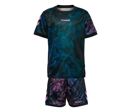 hummel® »HML Blaze Graphic Set Kids«: Schwarzes T-Shirt und Shorts mit blau-pinkem Grafikmuster und pinken Chevrons.
