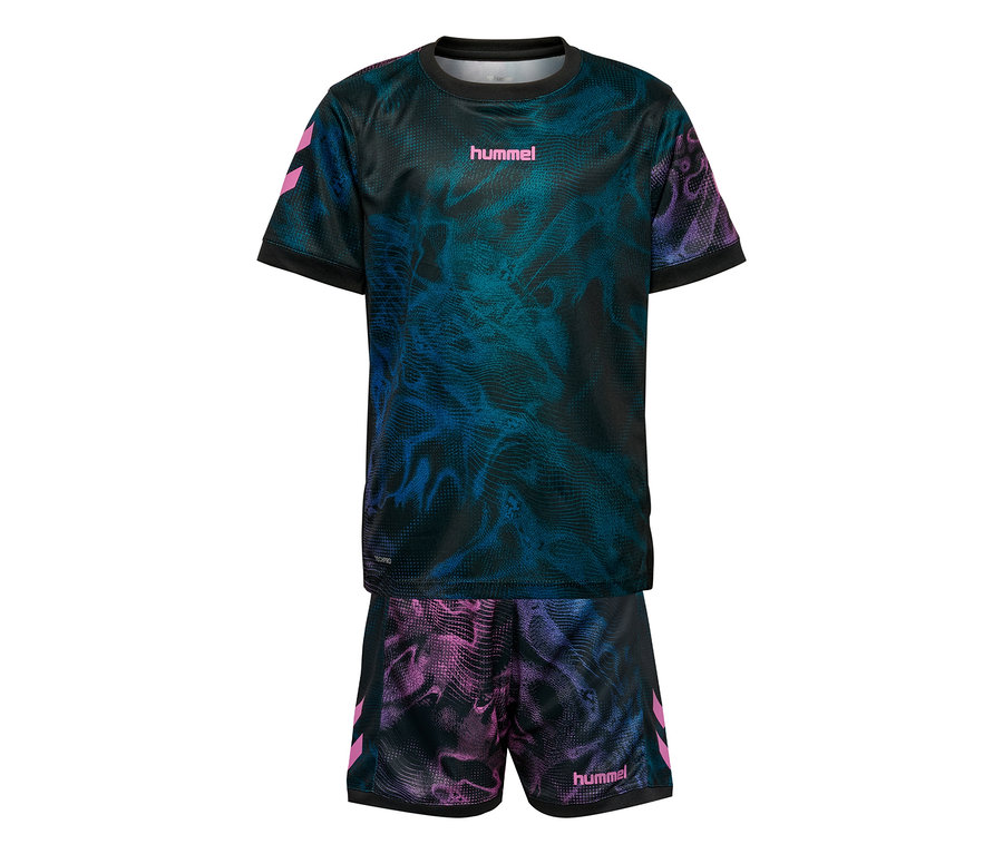 hummel® »HML Blaze Graphic Set Kids«: Schwarzes T-Shirt und Shorts mit blau-pinkem Grafikmuster und pinken Chevrons.