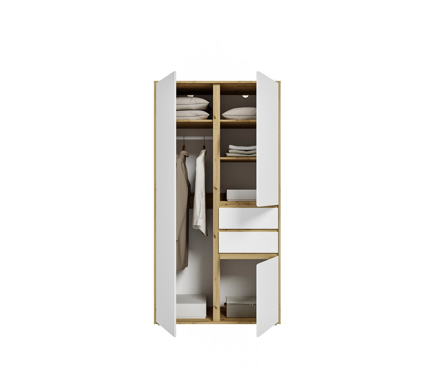 Offener Kleiderschrank mit weißen Türen und hellem Holzinterieur. Links eine Kleiderstange mit Jacke und Hemd, darunter eine weiße Box. Rechts Regalböden mit Kissen und gefalteter Kleidung, zwei weiße Schubladen und eine graue Box.