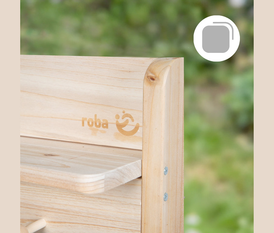 Helle Holzkonstruktion mit Roba-Logo und sichtbaren Schrauben vor grünem Hintergrund.