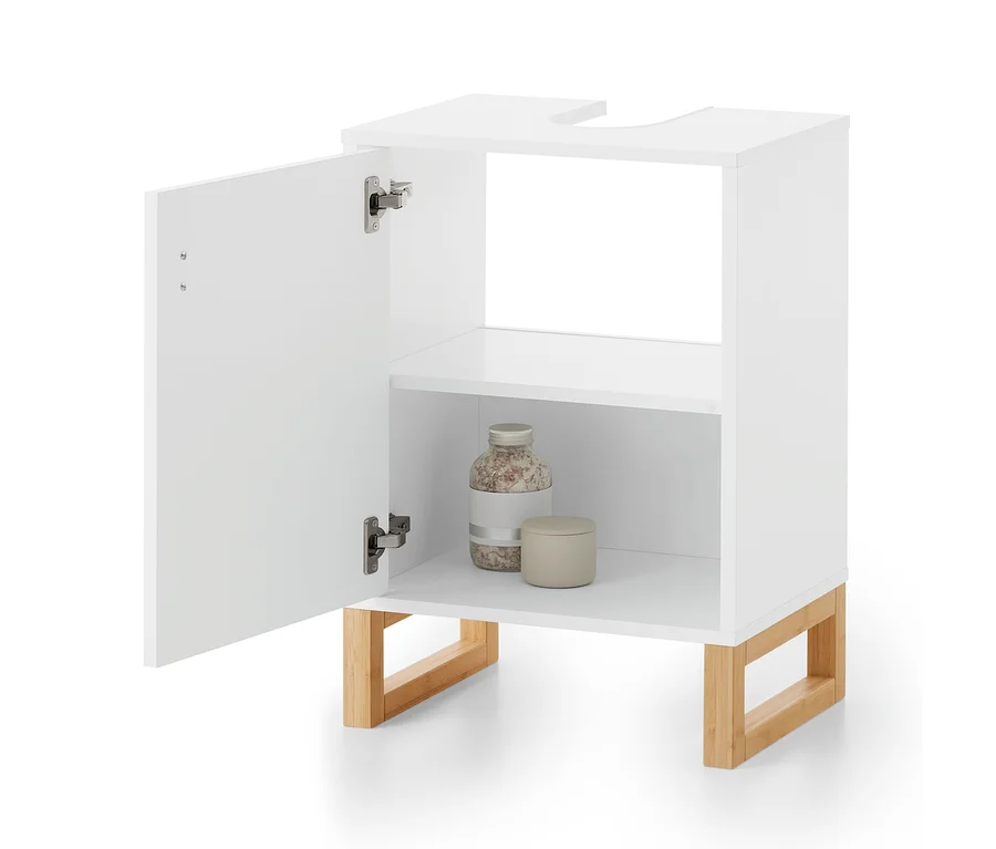 Weißer Badezimmerschrank mit offener linker Tür. Er hat eine U-förmige Aussparung oben, ein Innenregal und helle Holzbeine. Auf der unteren Ablage stehen eine Flasche Badesalz und ein kleines Gefäß mit Deckel.