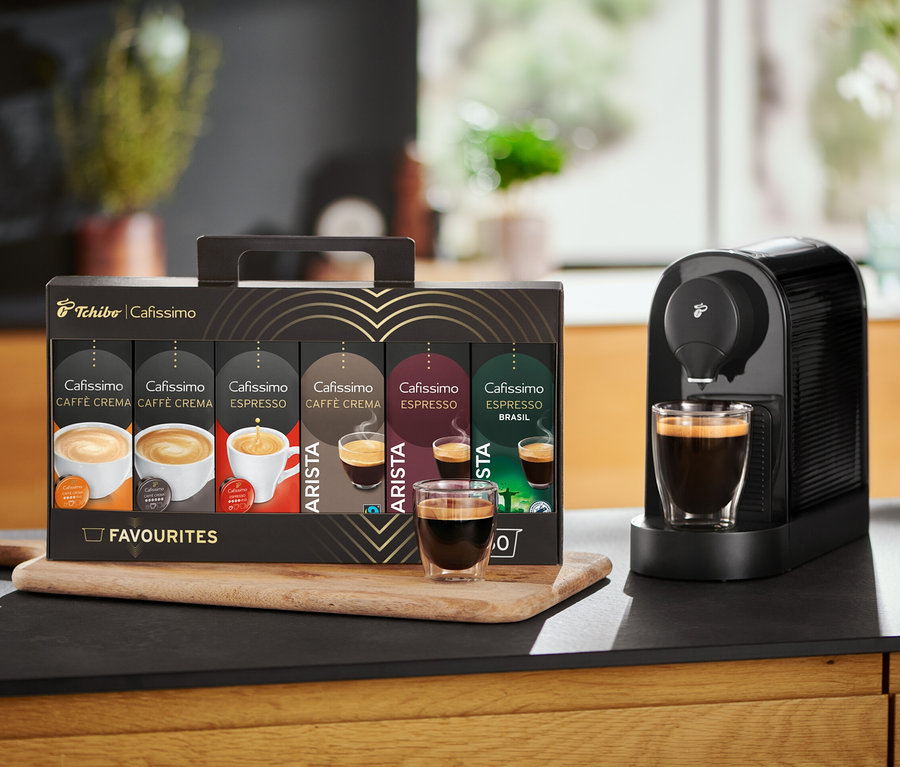 Eine Packung der Cafissimo Favourite Collection mit einer Kaffeemaschine und einer Tasse.