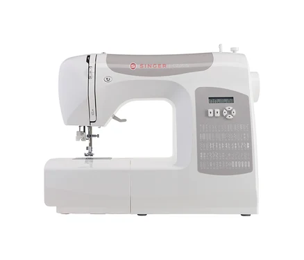 Weiße und graue Singer Computer-Nähmaschine C5205 mit Digitalanzeige, Bedientasten und Stichmusterübersicht.