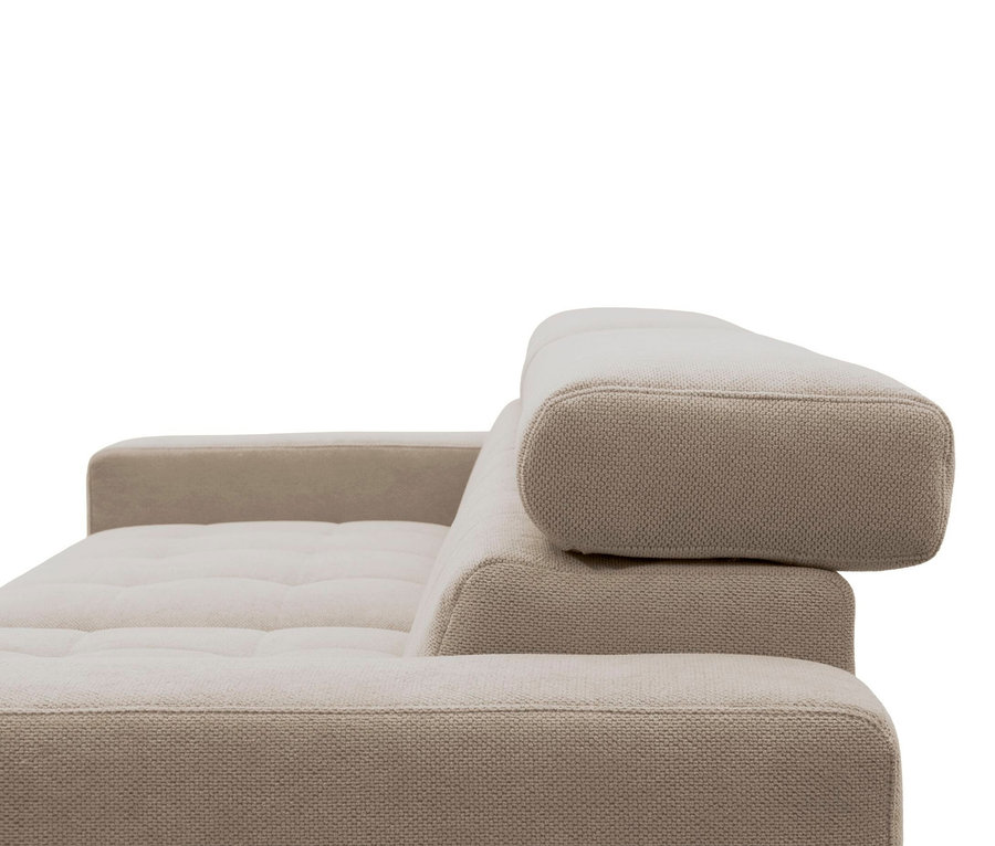 Nahaufnahme eines beigen Sofas mit strukturierter Stoffpolsterung, einem gepolsterten Armteil und einer erhöhten Rückenlehne.