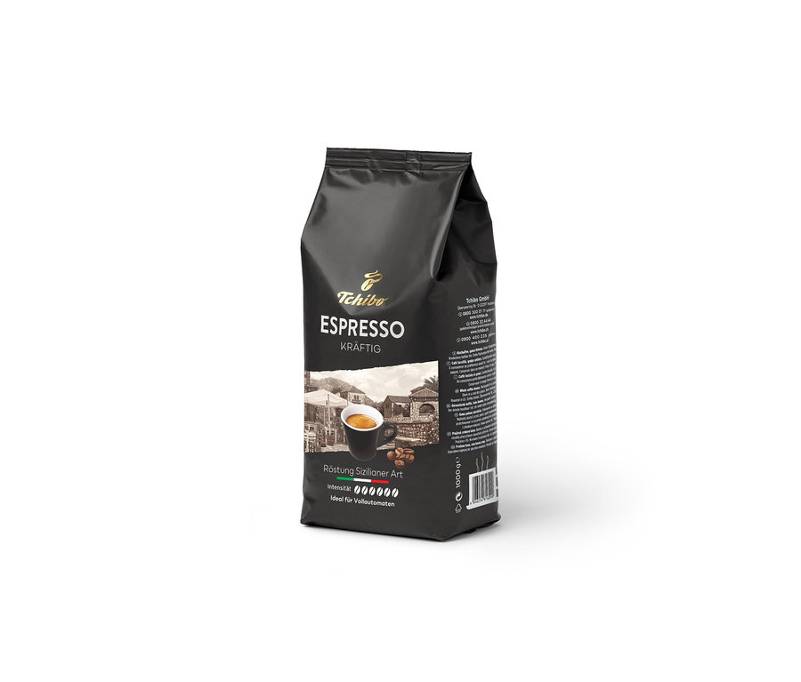 Schwarze Packung Tchibo Espresso Kräftig Kaffeebohnen mit einer Tasse Espresso und Kaffeebohnen.