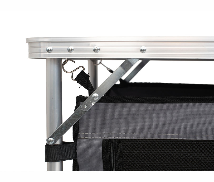 Nahaufnahme der faltbaren Campingküche "Redwood M" mit silbernem Aluminiumrahmen, Bein, grauer Stoffablage und S-Haken.