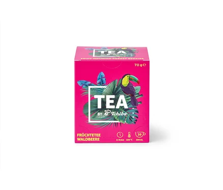 Eine Packung TEA by Tchibo Früchtetee Waldbeere mit 8x20 Teebeuteln. Die Verpackung ist pink und mit Tukanen und tropischen Blättern verziert.