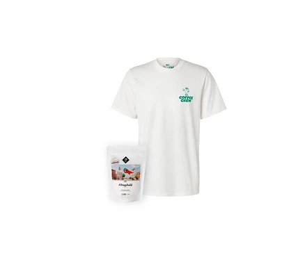 Weißes T-Shirt mit grünem "Coffee Crew"-Logo neben einer Packung "Alltagsheld"-Kaffee.