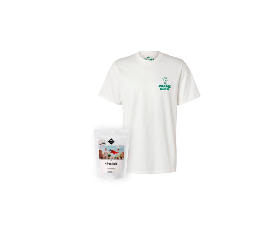 Weißes T-Shirt mit grünem "Coffee Crew"-Logo neben einer Packung "Alltagsheld"-Kaffee.