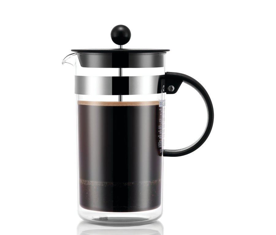 Eine Bodum® Siebstempelkanne, 1 l, gefüllt mit schwarzem Kaffee.