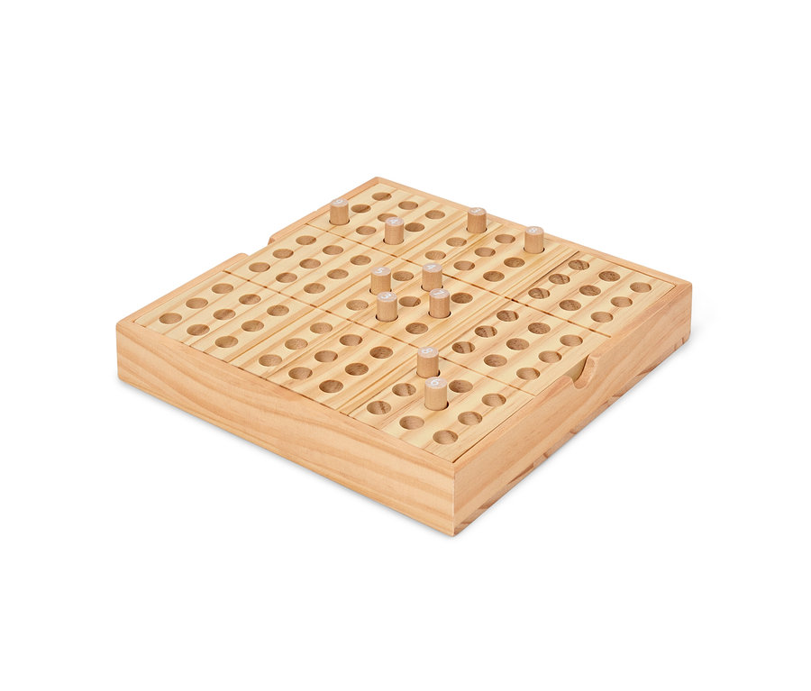 Holzbrettspiel mit nummerierten Stiften auf weißem Hintergrund.