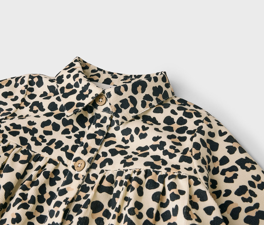 Beiges Cordkleid mit schwarzem und hellbraunem Leopardenmuster, Kragen, zwei Knöpfen und Raffungen.