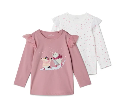 Zwei Langarmshirts für Kinder: ein rosafarbenes mit Pinguin und Eisbär beim Eislaufen und ein weißes mit rosa Sternenmuster, beide mit Rüschen an den Schultern.