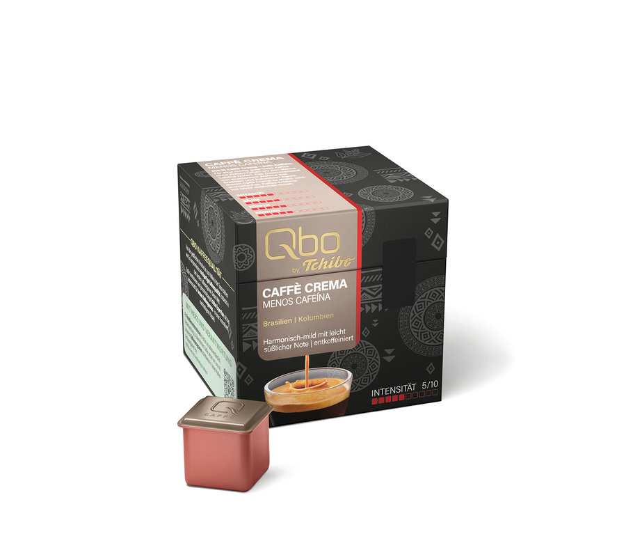 Dunkle Qbo by Tchibo Caffè Crema Menos Cafeína Kaffeekapselpackung und eine einzelne Kapsel davor.