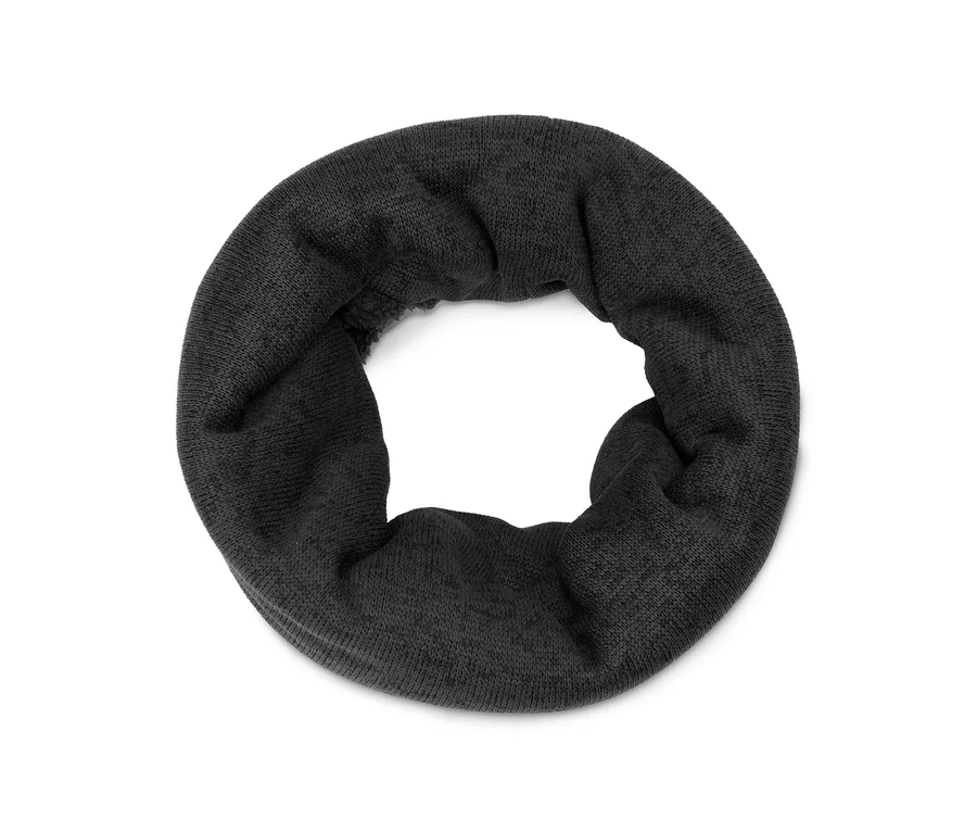 Dunkelgrauer, gestrickter Schlauchschal mit flauschigem Innenfutter, auf weißem Hintergrund.