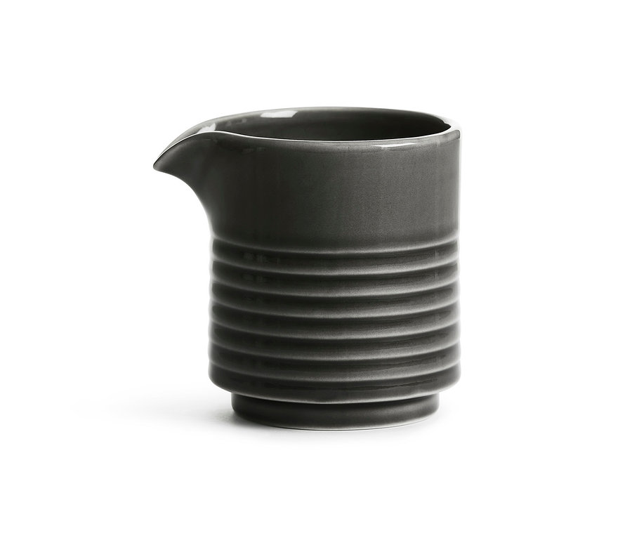 Graues Keramik-Milchkännchen mit horizontalen Relieflinien.
