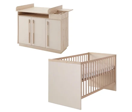 Helle Wickelkommode aus Holz mit drei Schranktüren und passendem Gitterbett mit weißer Matratze. Die Kommode hat eine Wickelauflage und einen kleinen Organizer, das Gitterbett hat Gitterseiten und massive Endteile.