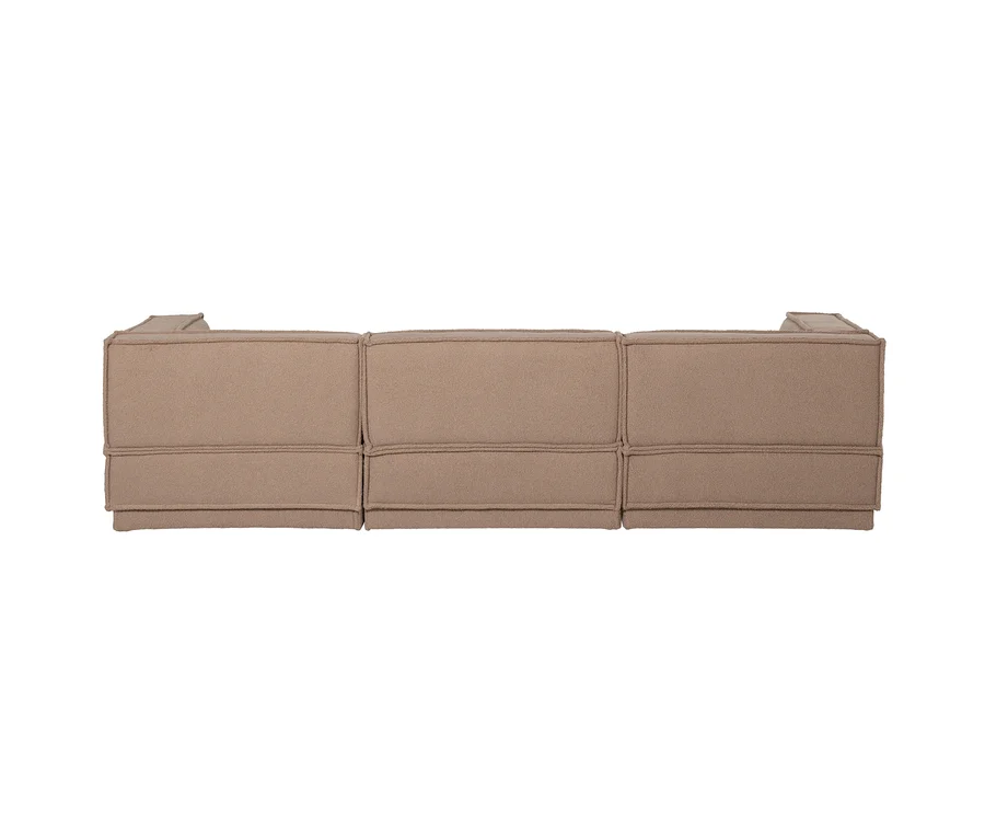 Rückseite eines modularen Sofas in Beige mit sichtbaren Nähten, die eine gepolsterte Struktur bilden.