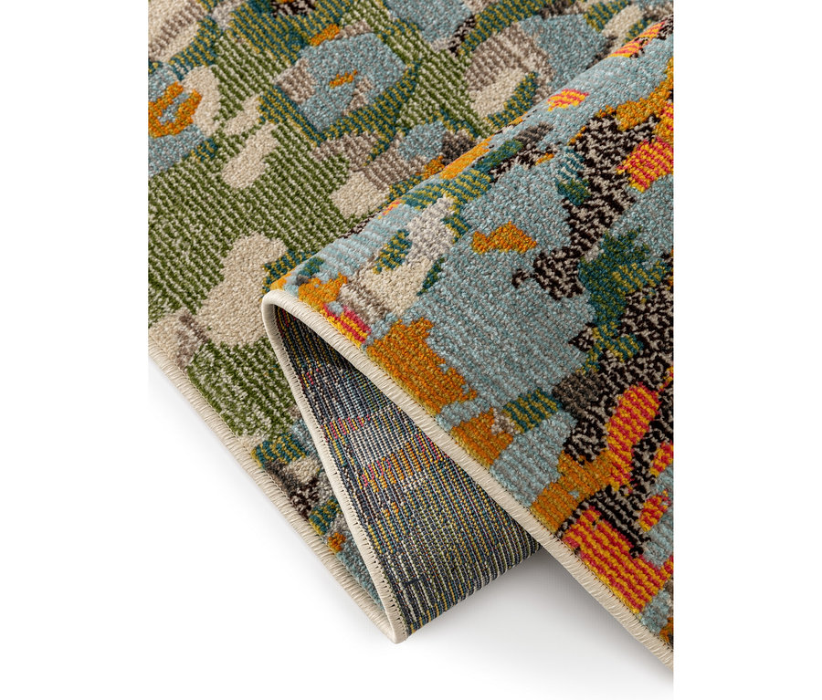Ein Teppich mit abstraktem, mehrfarbigem Muster in Grün, Blau, Orange und Beige, teilweise aufgerollt.