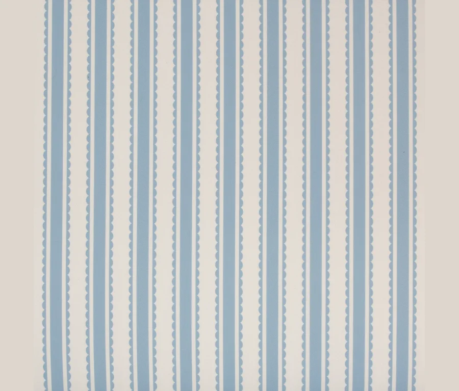 Muster mit abwechselnd hellblauen und cremefarbenen vertikalen Streifen, wobei die blauen Streifen gewellte Ränder aufweisen.