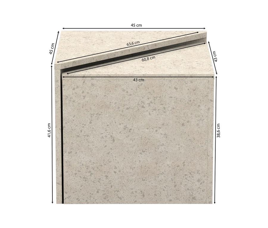 Ein hellbeiger, gesprenkelter dreieckiger Couchtisch "Leo" mit einer dunklen diagonalen Linie auf der Oberseite. Er ist 41,6 cm hoch, 45 cm breit und 43 cm tief.