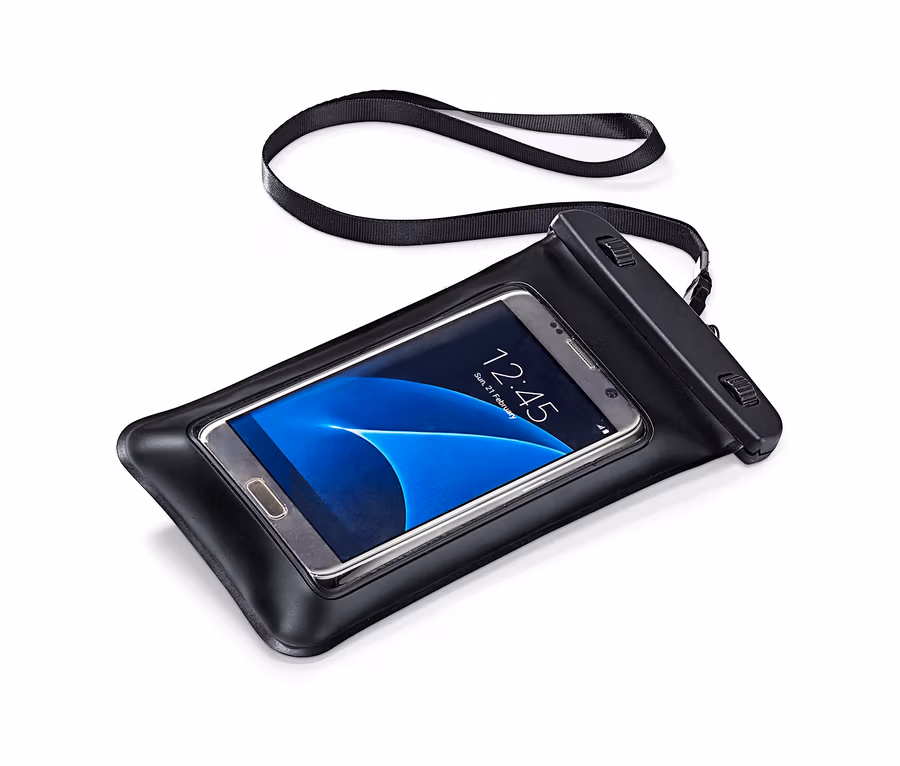 Smartphone in wasserdichter Hülle mit schwarzer Kordel.
