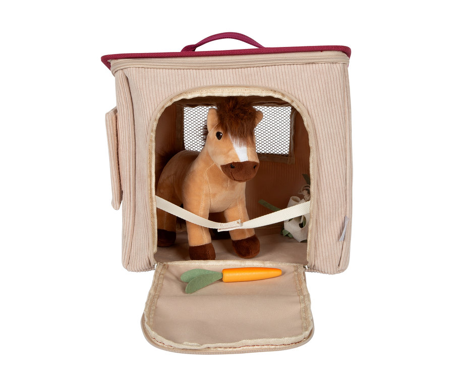 Ein Stoffpferd steht im small foot Spiel-Set Pferd mit Stall, mit einer Karotte davor.