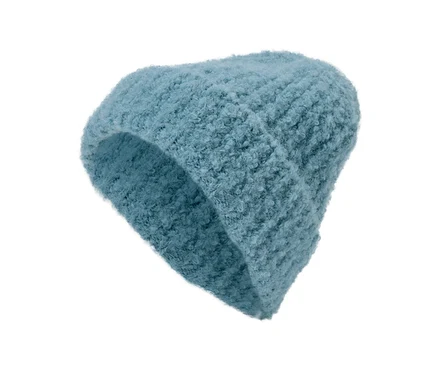 Hellblaue Bouclé-Strickmütze mit geripptem Umschlag.