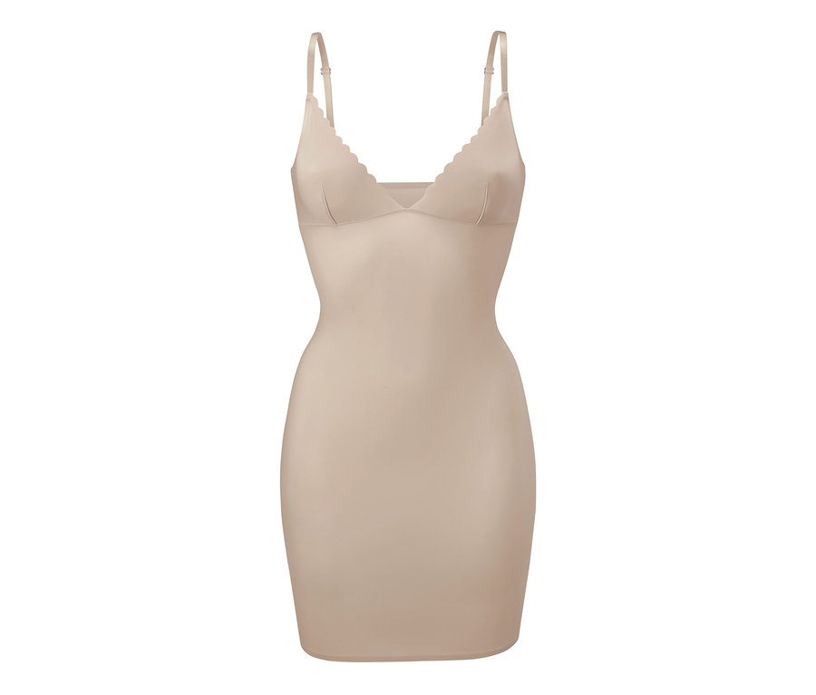 Ein hautfarbenes Bodyforming-Unterkleid mit dünnen Trägern.