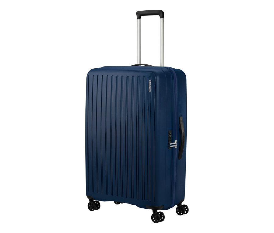 Großer, navyblauer American Tourister Rejoy Spinner Koffer mit ausgefahrenem Teleskopgriff, vier Rollen und Zahlenschloss.