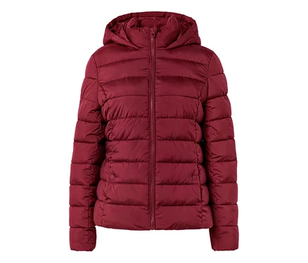 Rote Steppjacke mit Kapuze, vollständig geschlossen, auf weißem Hintergrund.