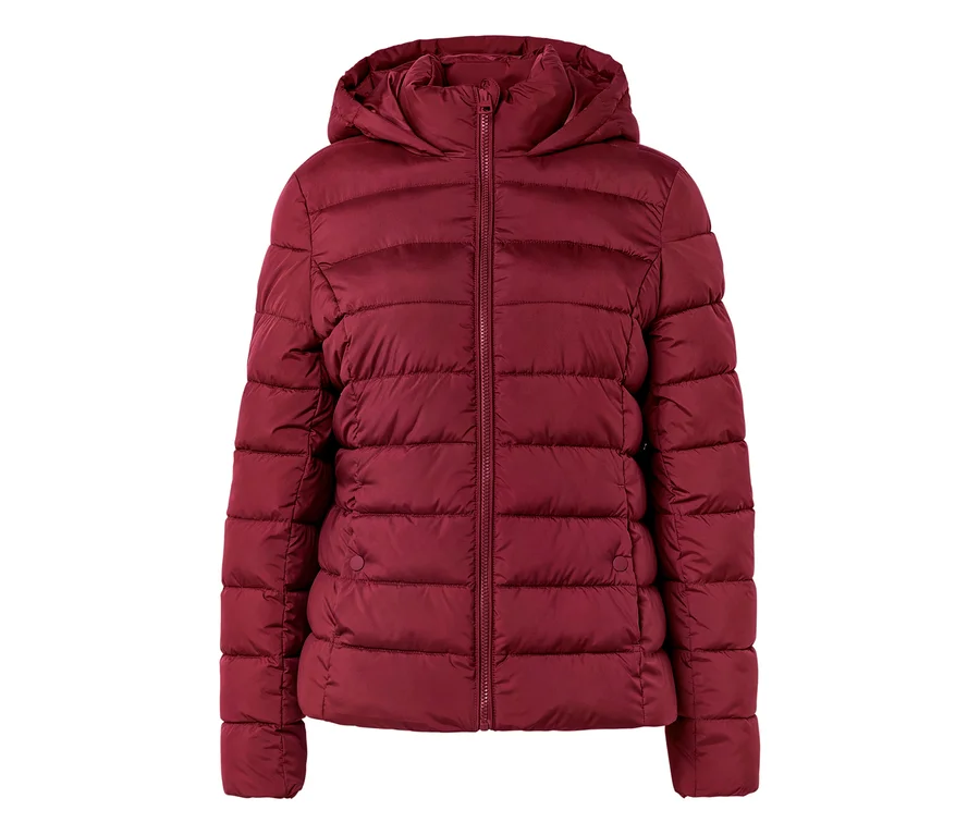 Rote Steppjacke mit Kapuze, vollständig geschlossen, auf weißem Hintergrund.
