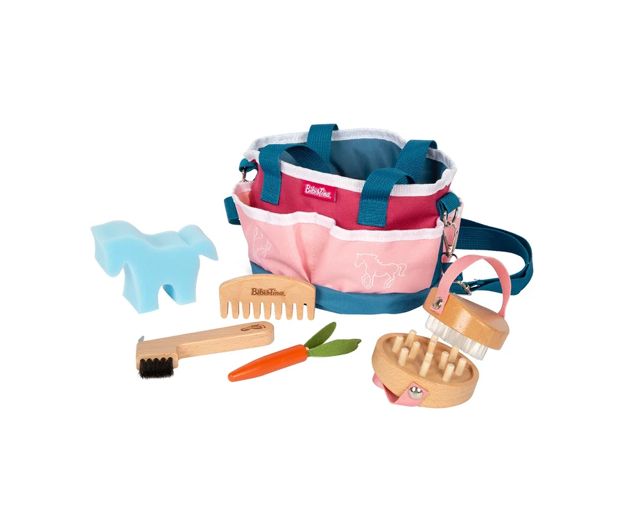 small foot Pferdepflege-Set »Bibi & Tina«: Eine pinke, rote und türkise Stofftasche mit Pferdeumrissen, die einen blauen Pferdeschwamm, einen Holzkamm, eine kleine Holzbürste, eine Holzkarotte, eine Massagebürste und eine kleine Bürste enthält.
